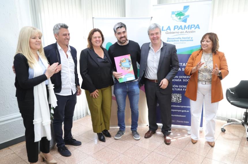 El ministro Alvarez y la intendenta Alonso encabezaron la entrega de créditos