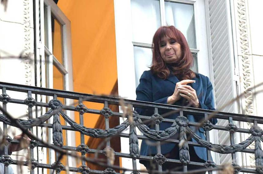 Cristina Kirchner observa desde el balcón de su casa en el barrio porteño de Constitución donde cumple prisión domiciliaria