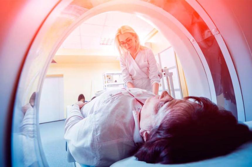 Una nueva tomografiacutea combina IA y detectores fotoacutenicos para diagnoacutesticos maacutes precisos y con menos radiacioacuten