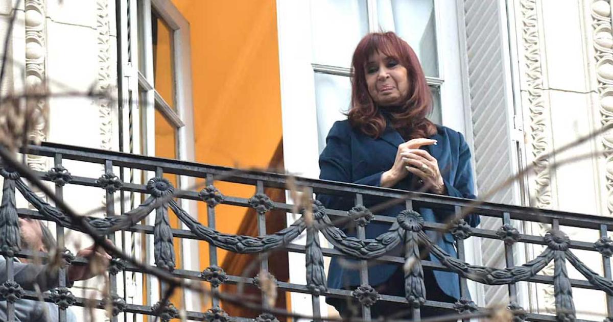 Cristina Kirchner observa desde el balcón de su casa en el barrio porteño de Constitución donde cumple prisión domiciliaria