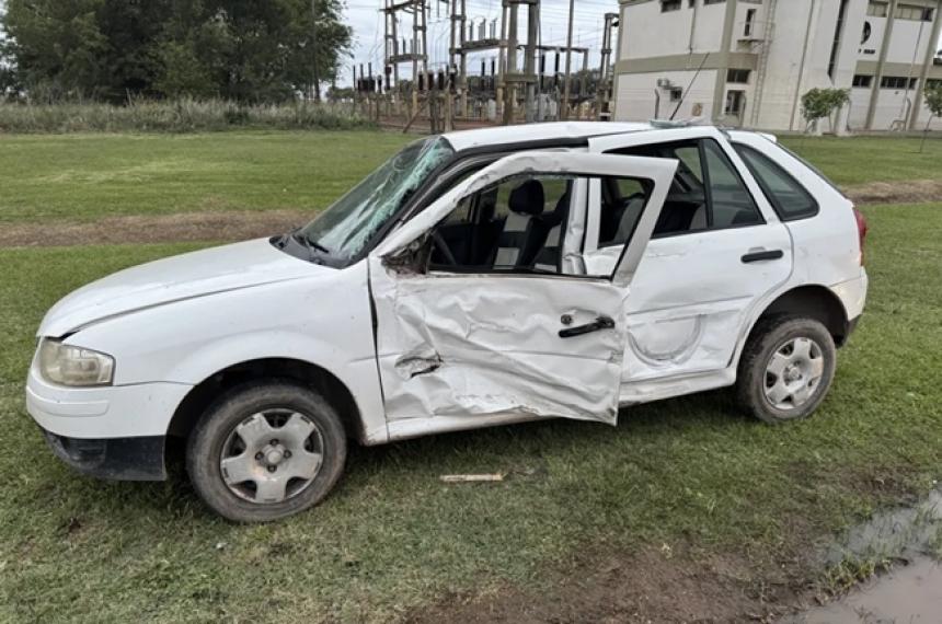 El conductor del auto fue rescatado por los bomberos de Realicó