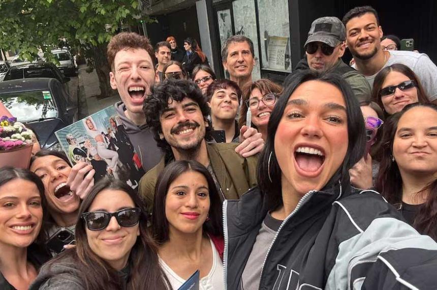 Dua Lipa retirndose del restaurante entre la locura de sus fans