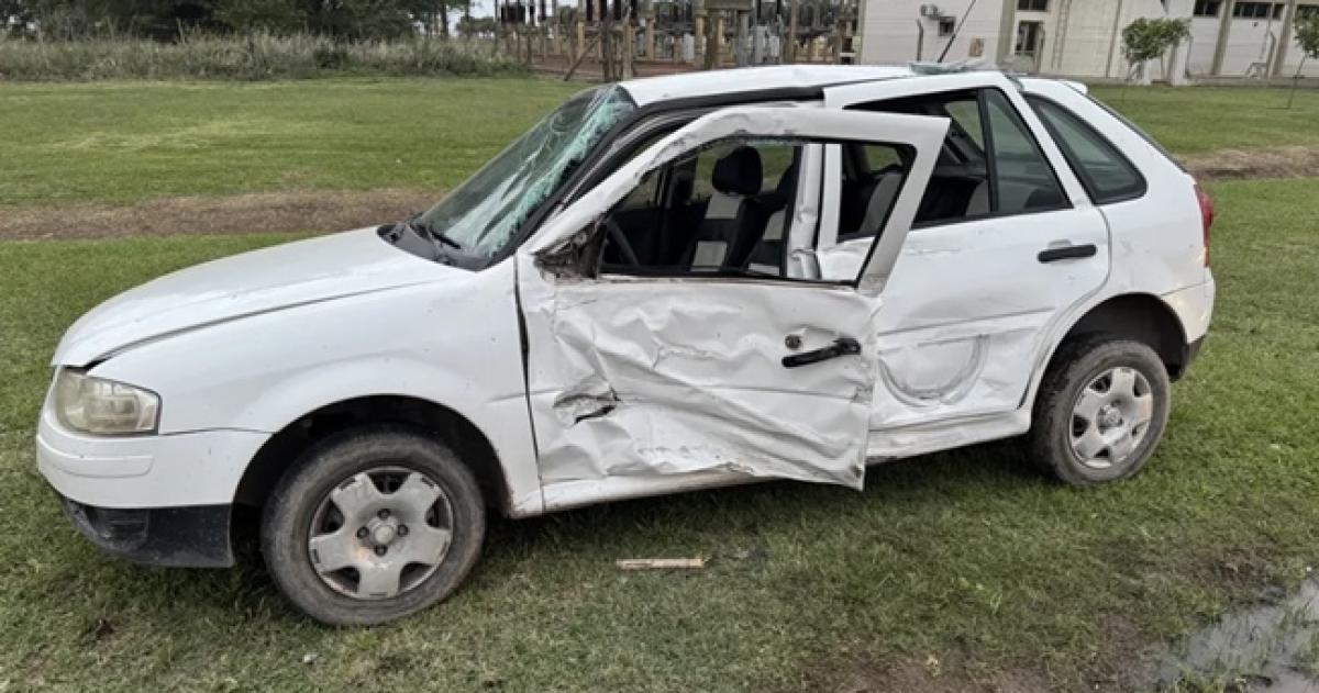 El conductor del auto fue rescatado por los bomberos de Realicó