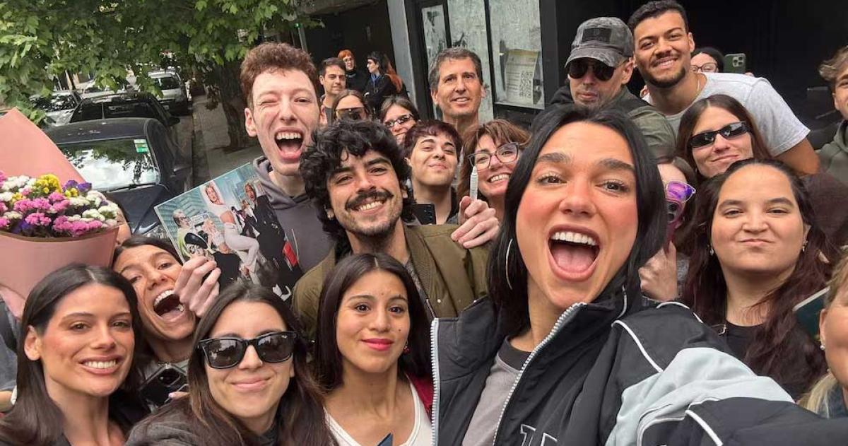 Dua Lipa retirndose del restaurante entre la locura de sus fans