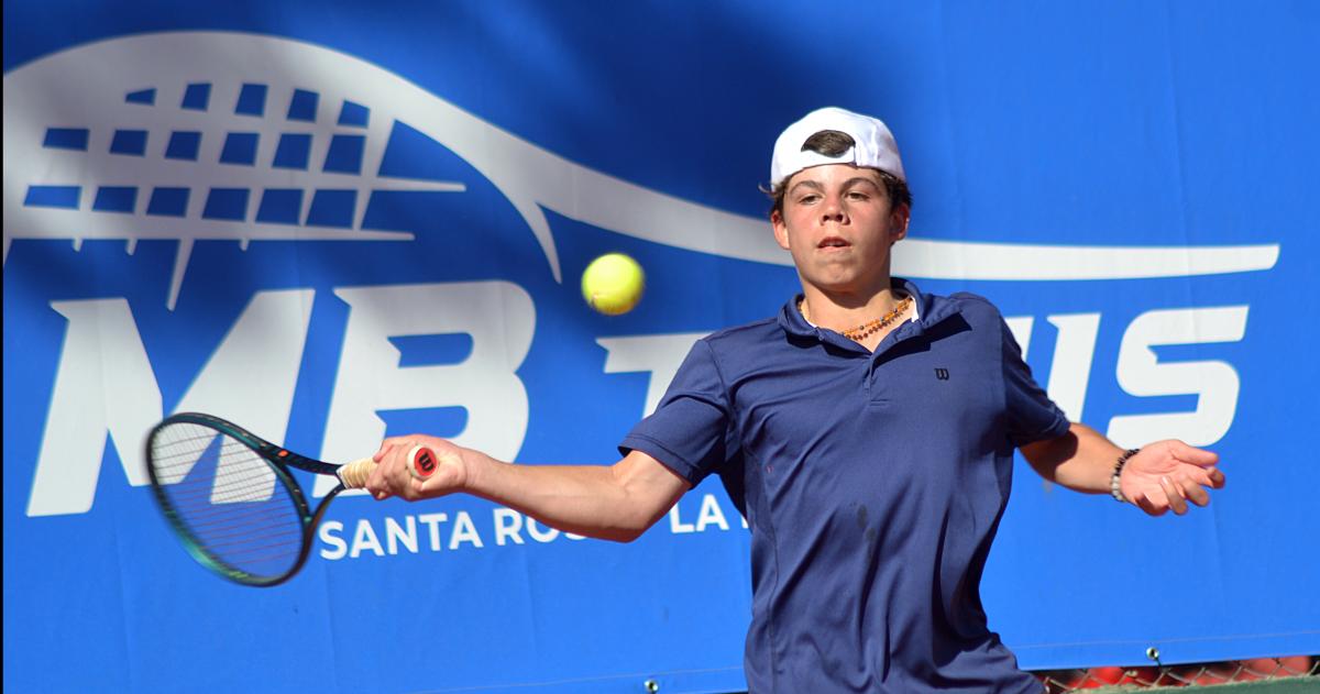 Santino prepara una derecha durante la final del Regional Sub 16 en el CEC
