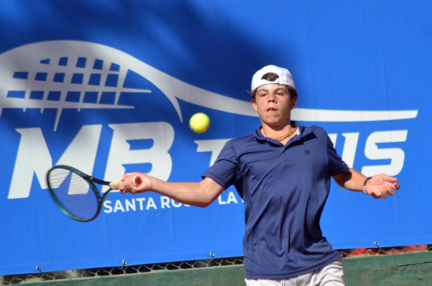 Santino prepara una derecha durante la final del Regional Sub 16 en el CEC