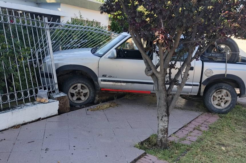 La camioneta que derribó una reja