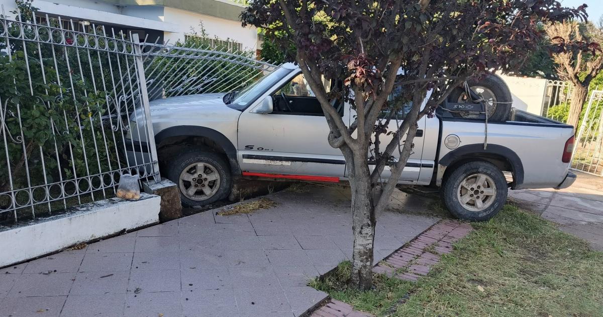 La camioneta que derribó una reja