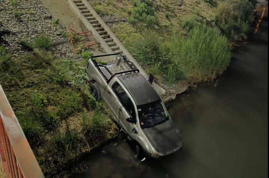 Quedó con las ruedas en el agua
