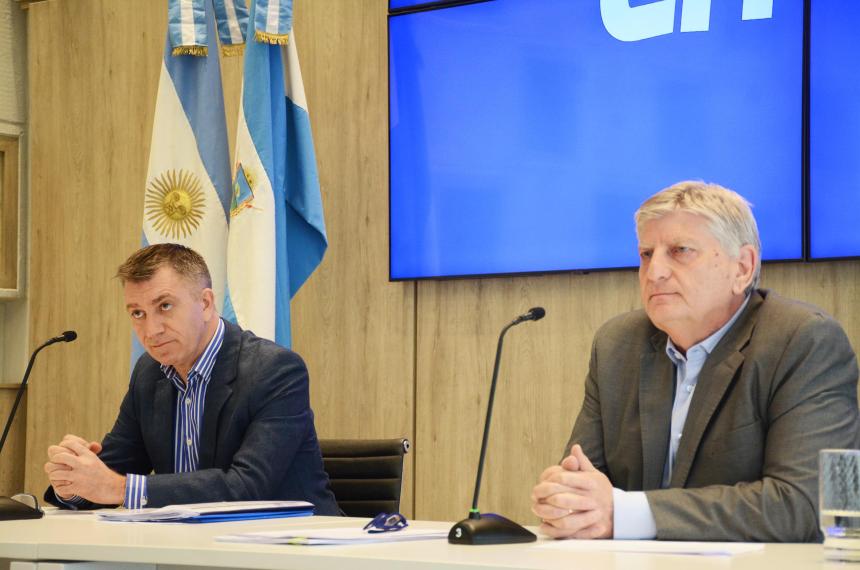 El ministro Bisterfeld y el gobernador Ziliotto con los nmeros justos