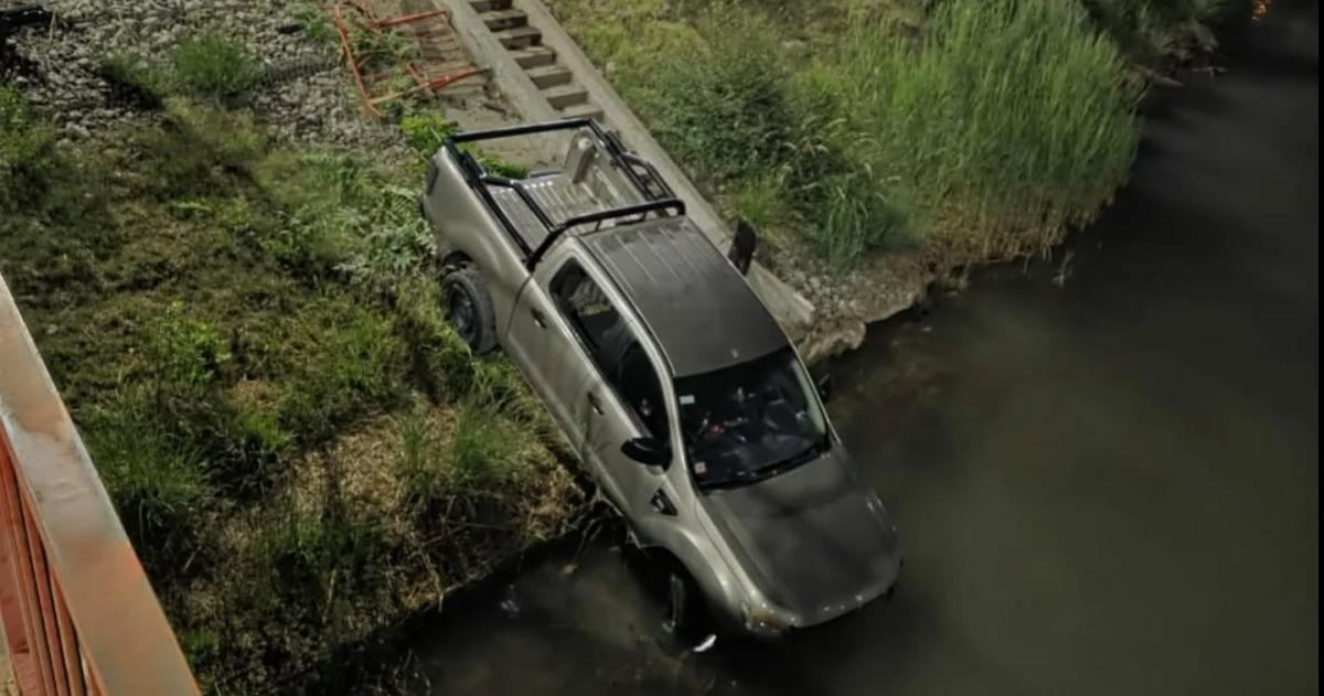 Quedó con las ruedas en el agua