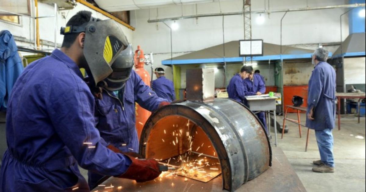 Otro hachazo de Milei en el Presupuesto 2026 pone en riesgo la educacioacuten teacutecnica