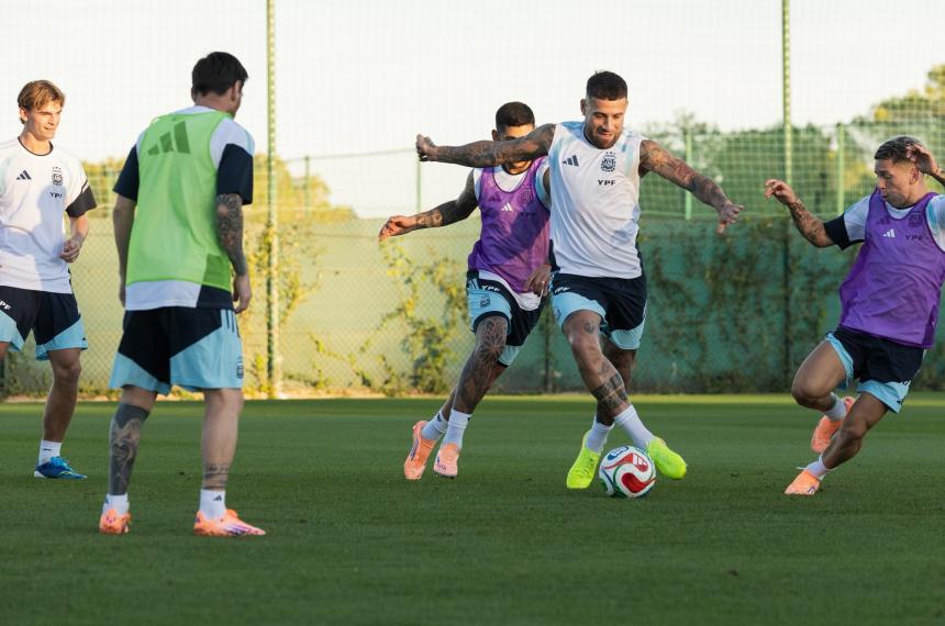 Otamendi domina la pelota Messi se prepara para recibir