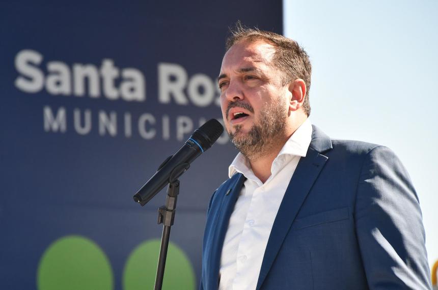 Ahora Di Naacutepoli ratificoacute que hay postes ilegales- intimoacute a Clariacuten para que los retire