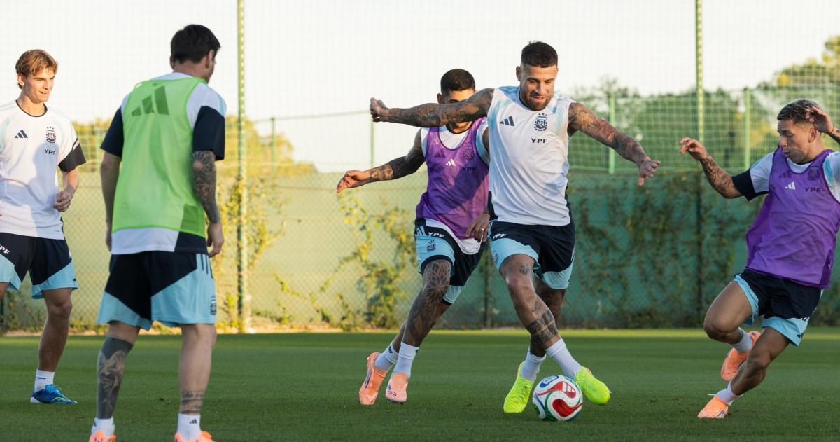 Otamendi domina la pelota Messi se prepara para recibir