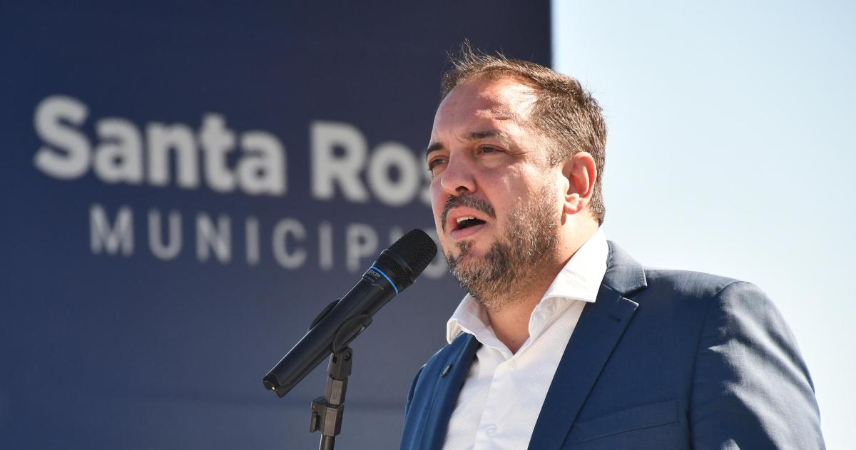 Di Naacutepoli confirmoacute la instalacioacuten ilegal de postes y exigioacute a Clariacuten que los retire