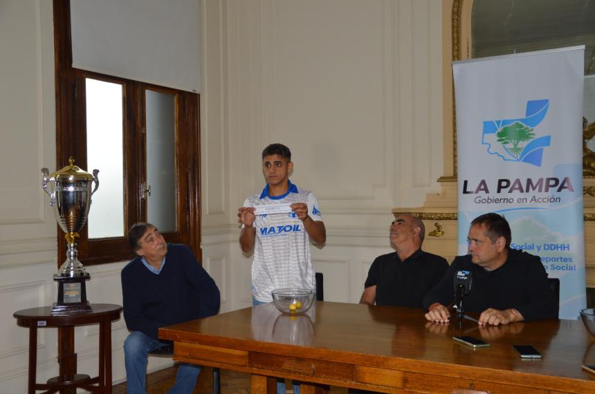 El defensor de Alvear Eric Rodas muestra el papel con el nombre de su equipo