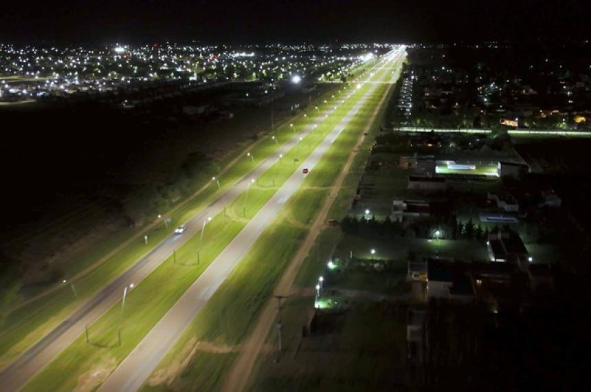 El recambio de luminarias LED se realizó a lo largo de toda la extensión de la Avenida Brunengo