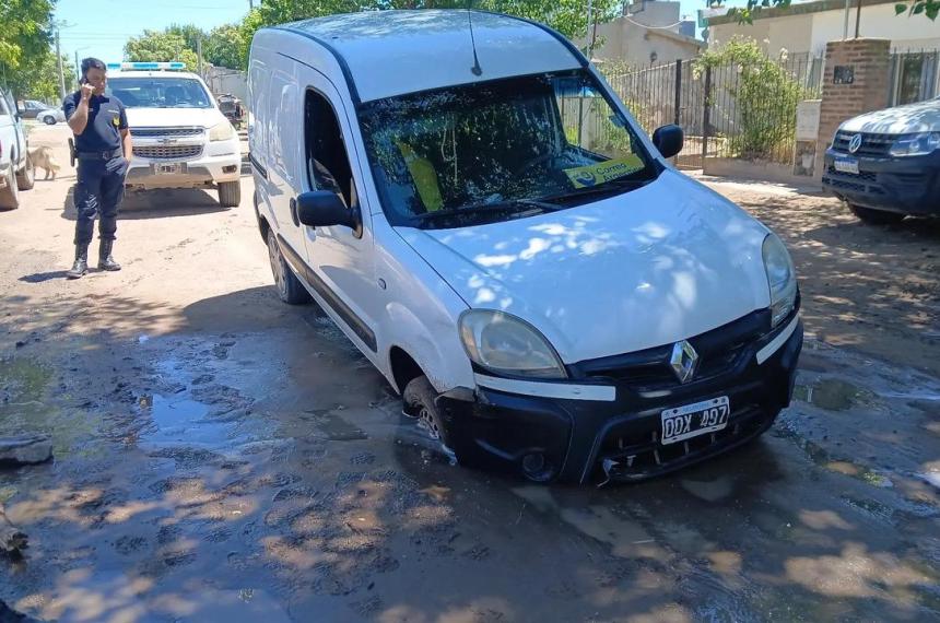Una camioneta se hundioacute en el asfalto por la rotura de un cantildeo