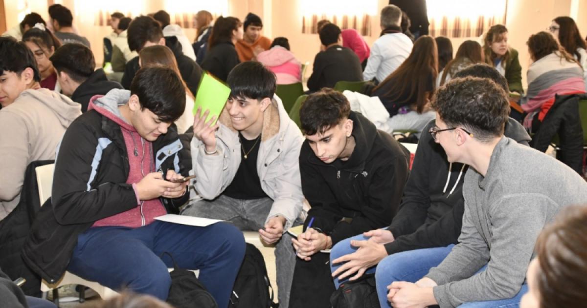 Encuestan expectativas juveniles