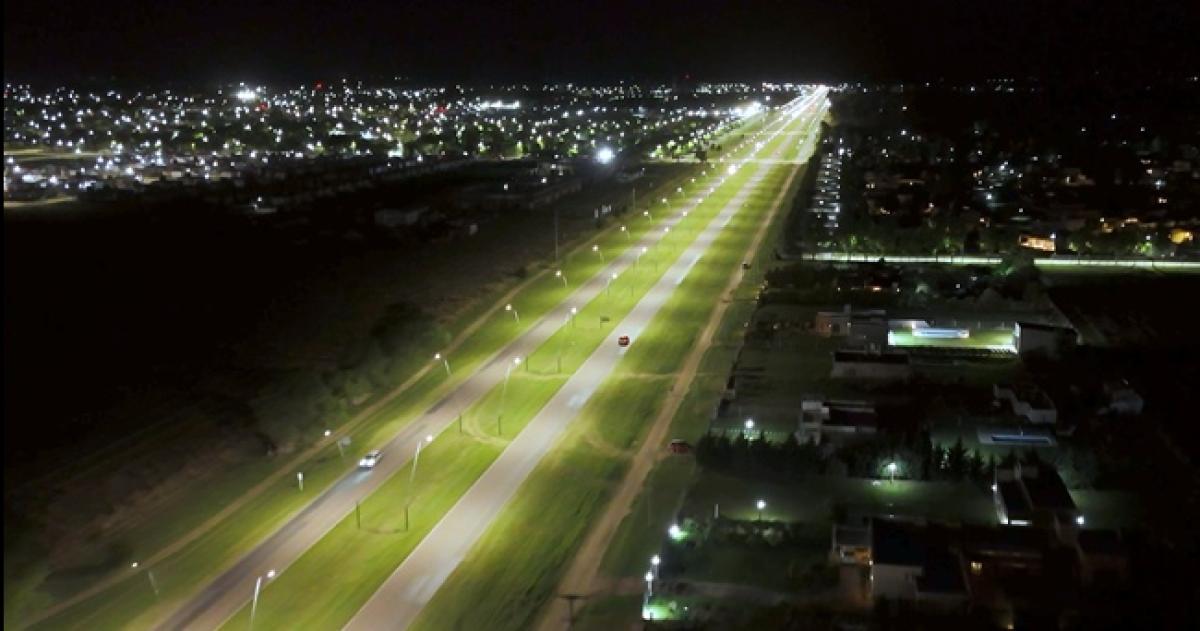 El recambio de luminarias LED se realizó a lo largo de toda la extensión de la Avenida Brunengo