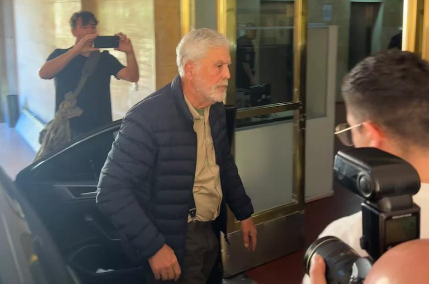 El ex ministro Julio De Vido se presentó en los tribunales de Comodoro Py