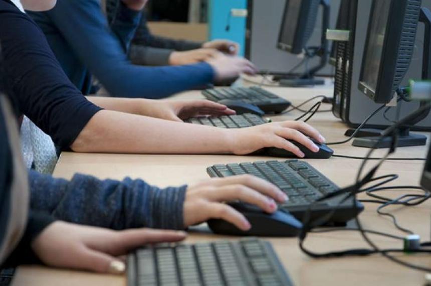 Restringen acceso de estudiantes a plataformas digitales 