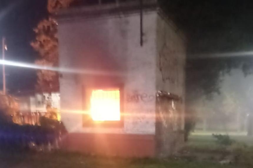 Doble incendio en una noche en una garita ferroviaria abandonada