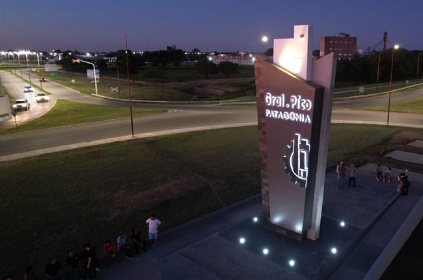 El tótem est ubicado en la rotonda del Aeroplano