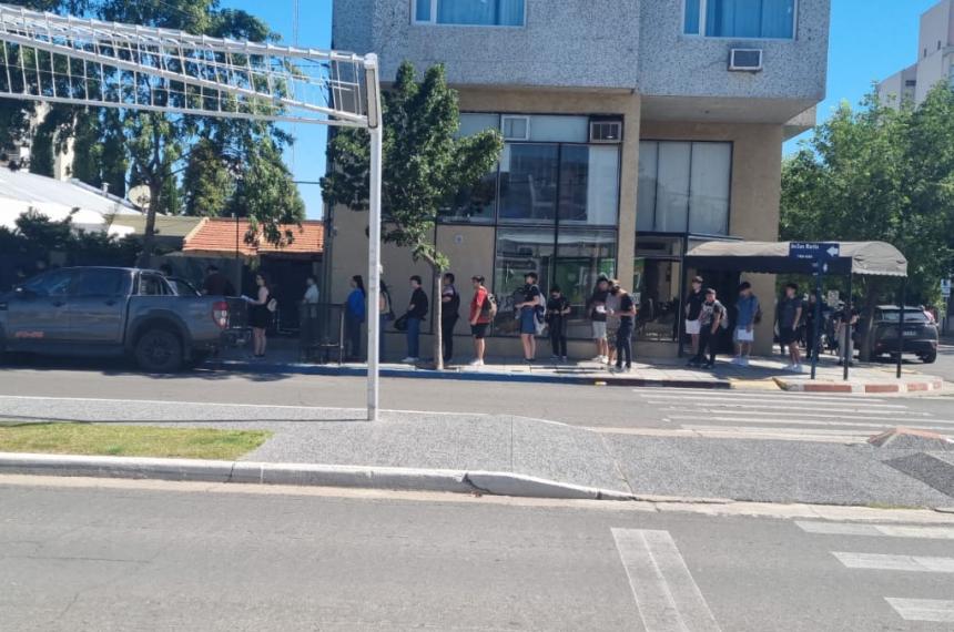 La cola de jóvenes este viernes a la mañana