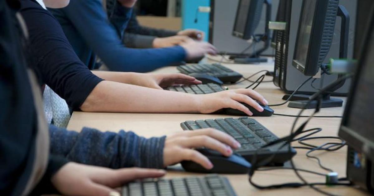 Restringen acceso de estudiantes a plataformas digitales 