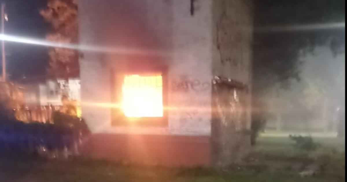 Doble incendio en una noche en una garita ferroviaria abandonada
