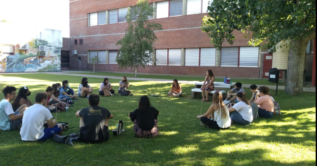 La UNLPam en investigacioacuten latinoamericana sobre coacutemo se informan los joacutevenes