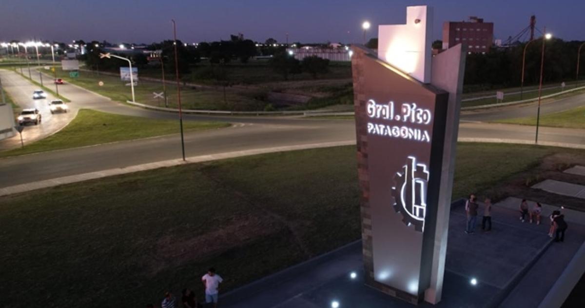 El tótem est ubicado en la rotonda del Aeroplano