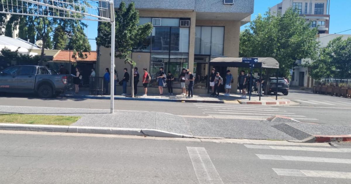 La cola de jóvenes este viernes a la mañana
