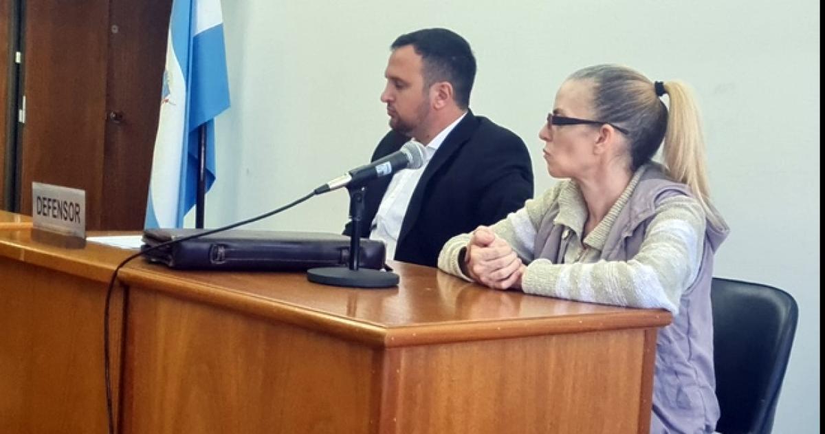 La imputada Carina Rekofsky estuvo acompañaña de su abogado  Facundo Rossi