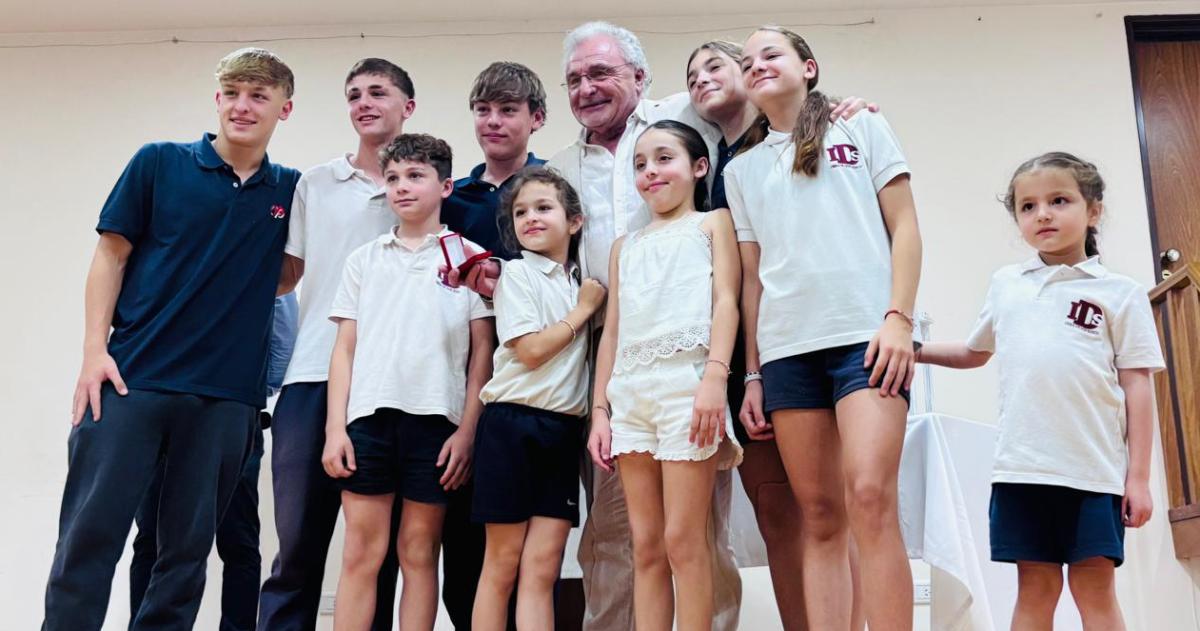 Eduardo Meneguzzi recibioacute la distincioacuten por sus 50 antildeos de trayectoria meacutedica