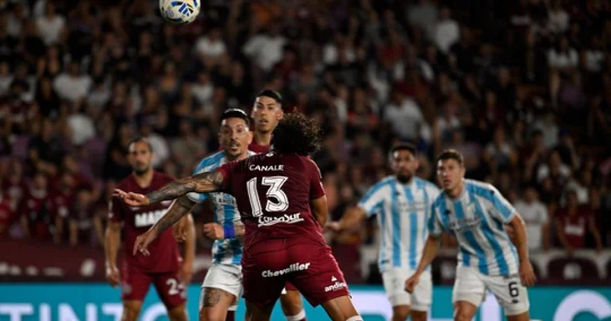 José Canale a punto de cabecear el que ser� el primer gol de la noche