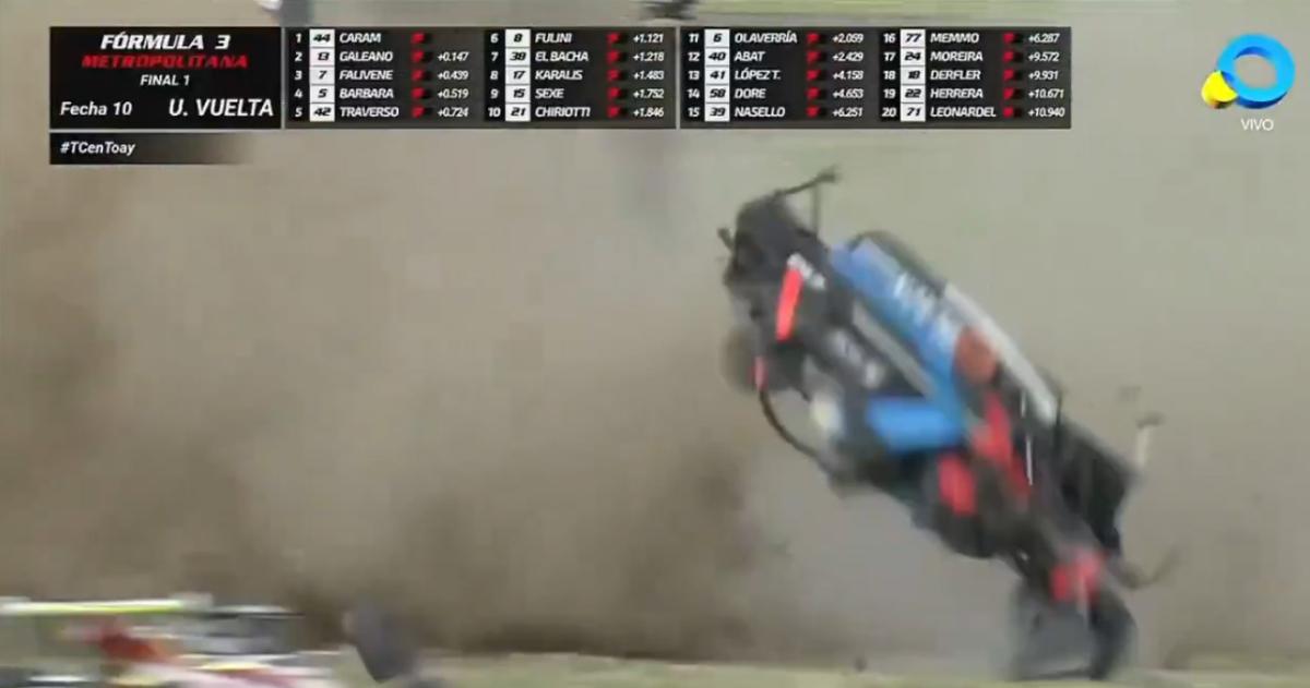 Gianfranco Barbara vuela tras ser tocado en la vuelta final de la FM (imagen TV)