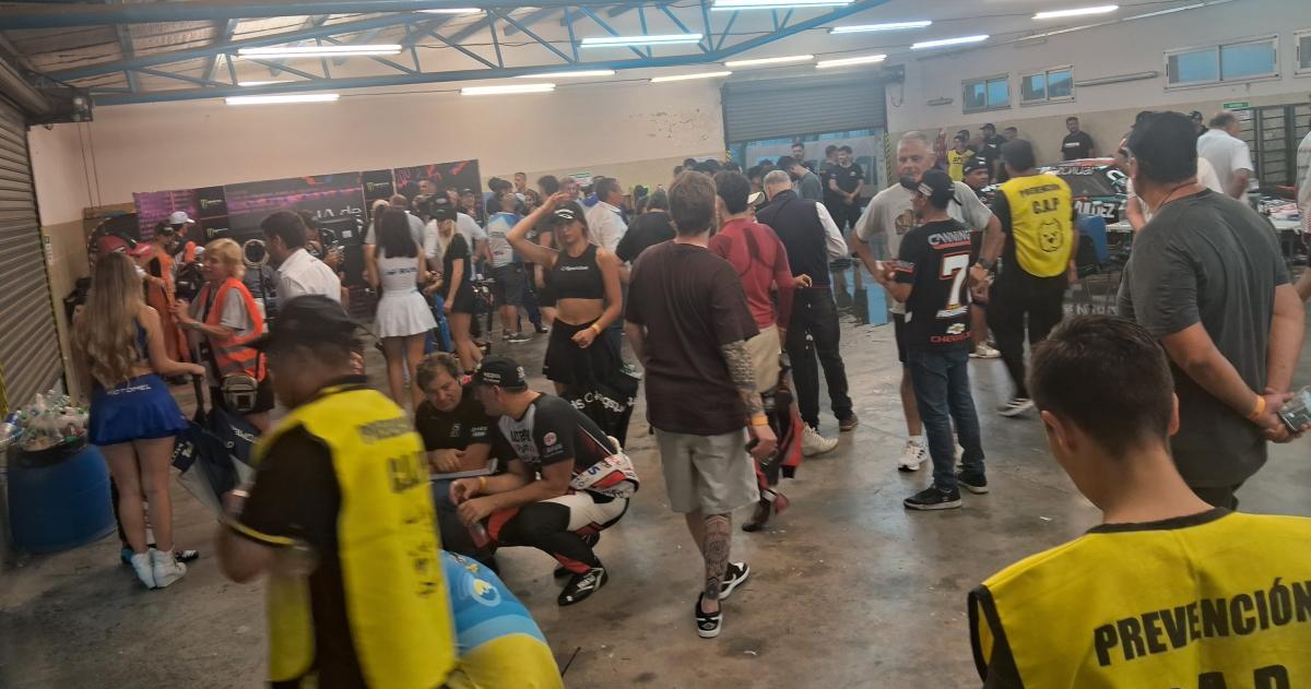 El interior de la sala de técnica repleta de gente