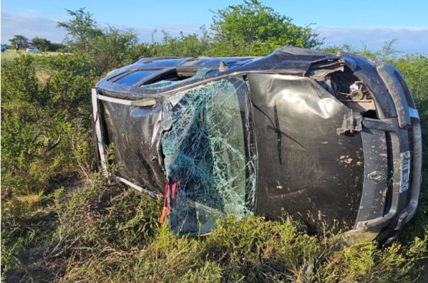 El Sandero que terminó destrozado y lejos de la ruta