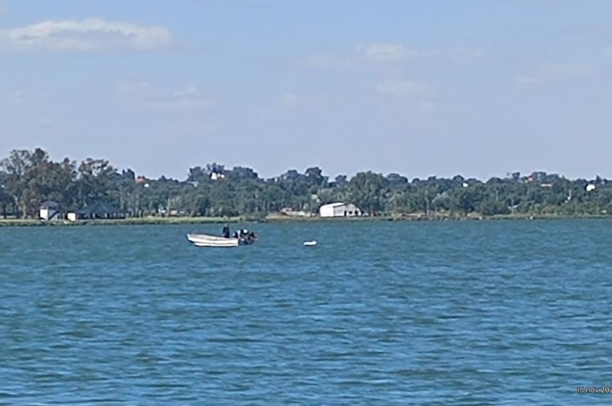 Los tres hombres lograron ser rescatados desde el centro del espejo de agua