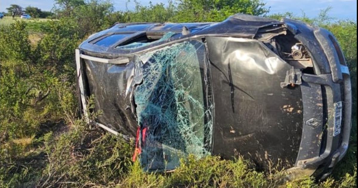 El Sandero que terminó destrozado y lejos de la ruta