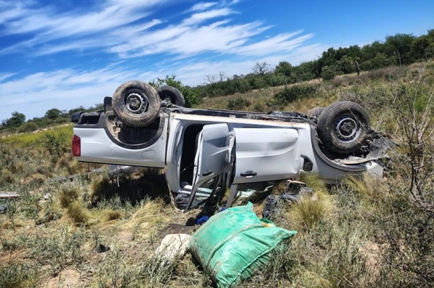 La camioneta quedó con las cuatro ruedas hacia arriba sobre la banquina