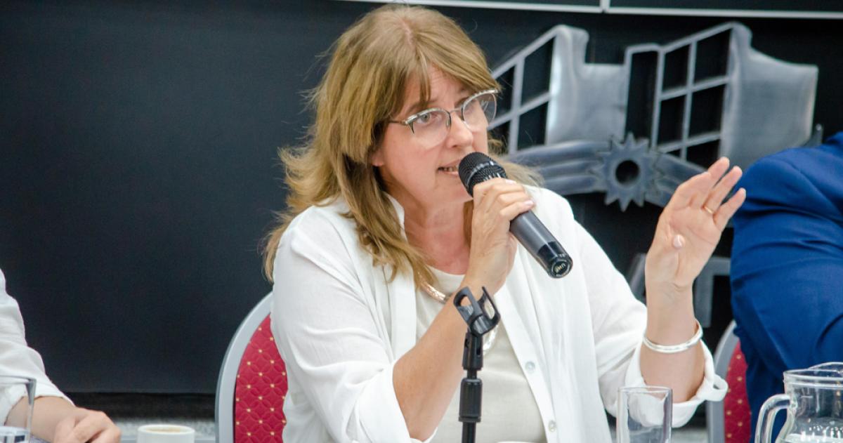 Ministra de Educación Marcela Feuerschvenger en la Legislatura