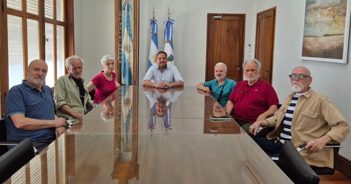 Di Naacutepoli recibioacute a la comisioacuten de apoyo a la CPE luego de las multas a Clariacuten