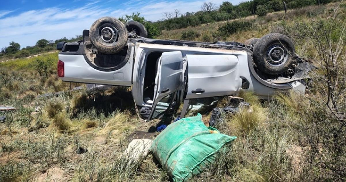 La camioneta quedó con las cuatro ruedas hacia arriba sobre la banquina