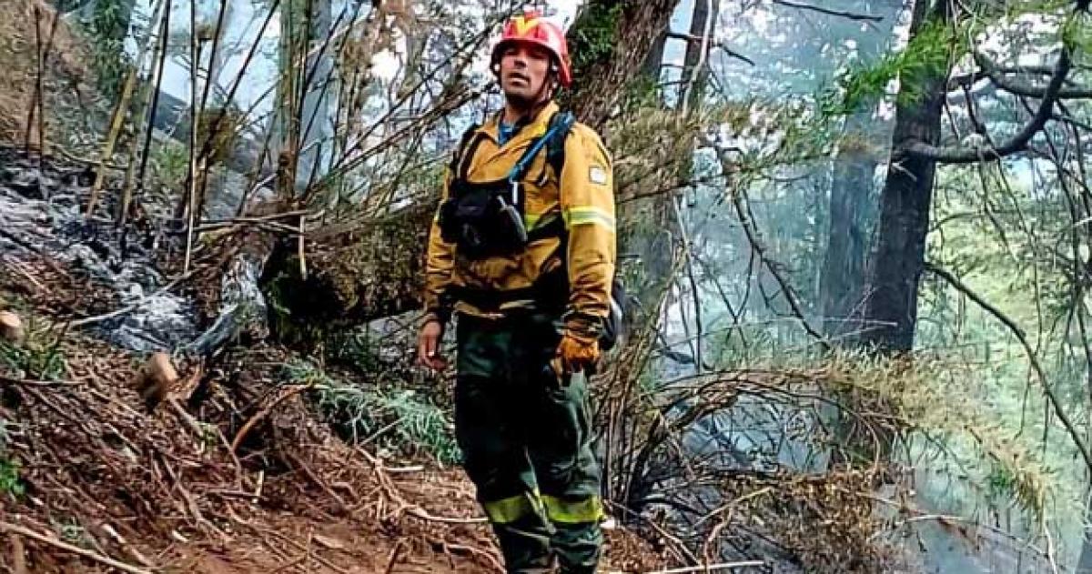 Un brigadista observa el avance de las llamas en Epuyén