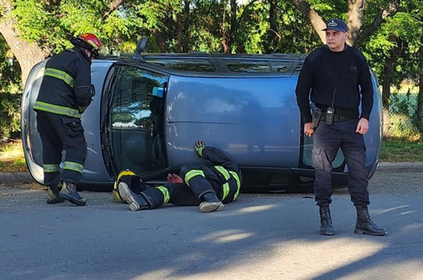 La conductora quedó atrapada dentro del habitculo del auto
