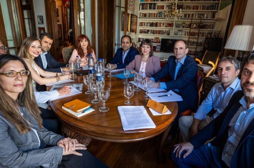 La foto de Cristina Kirchner con nueve economistas que desató las restricciones al arresto domiciliario